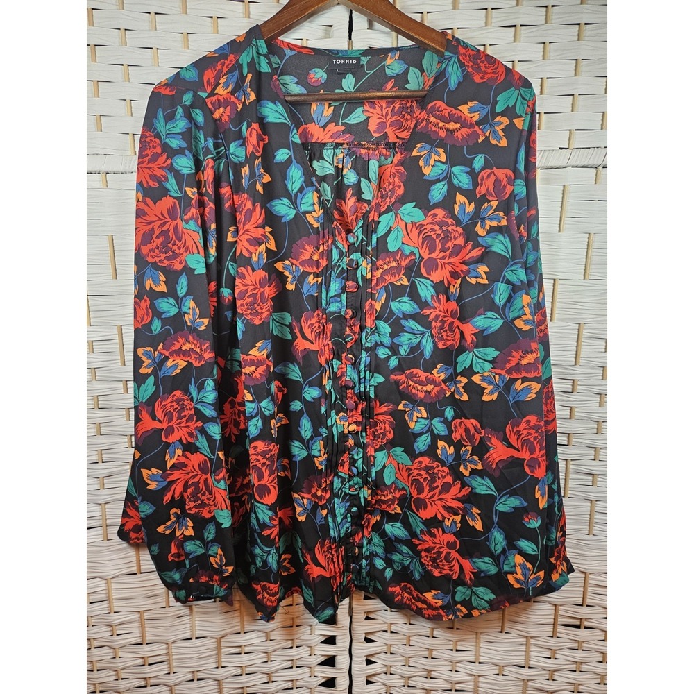 Torrid Pintuck Button Front Blouse Red Green Black Floral Sz 1X Bloomcore